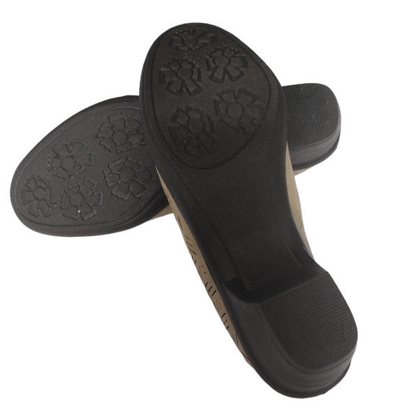 Clogs Shoes In A Tan Color by Easy Street comfort wave size 6 1/2 - Picture 4 of 6